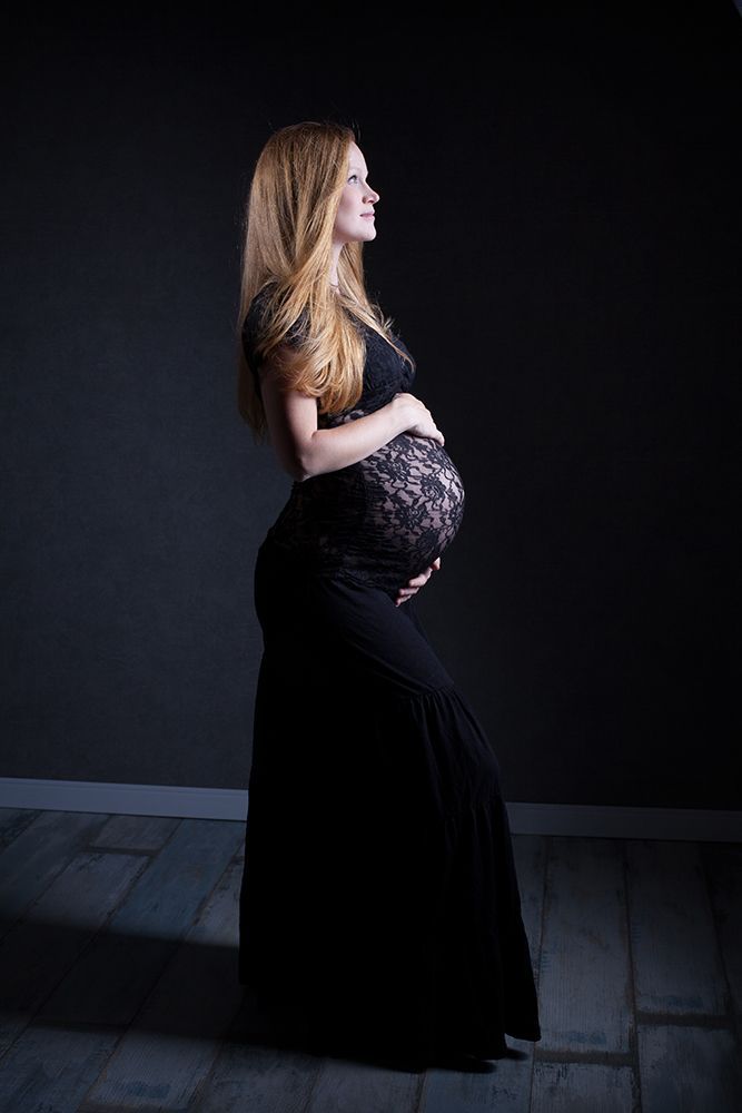 Foto Schwangerschaft Düsseldorf: Foto einer Schwangeren in schwarzem Kleid.