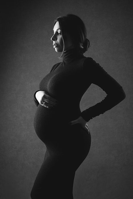 Babybauch-Fotografie Düsseldorf: Fotografie einer wunderschönen Schwangeren in elegantem schwarzen Kleid.
