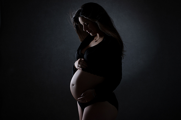 Babybauchfotografie Düsseldorf. In dieser Fotografie wird der Babybauch von sanftem Licht gestreichelt. Die wundervolle Zeit der Mutterschaft erfährt dadurch eine besondere Zärtlichkeit. Maternity pur! Verpassen Sie nicht, diesen Moment festzuhalten.