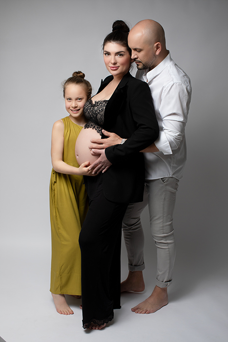 Schwangerschaftsfotografie Düsseldorf. Babybauchfoto mit der Familie: Mutter, Vater und Tochter. Fotografin: A. Ola Karlowski