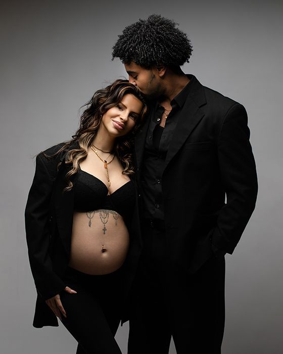 Stilvolle Partner-Schwangerschaftsfotografie in Düsseldorf: elegantes Studio-Portrait eines werdenden Paares mit modernem Look und Babybauch.