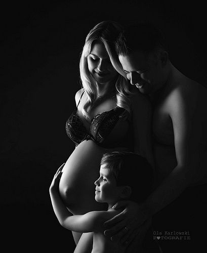 Schwarz-weiß Partner- und Familien-Babybauchfotografie in Düsseldorf: werdende Eltern mit Kind in inniger, emotionaler Studioaufnahme.