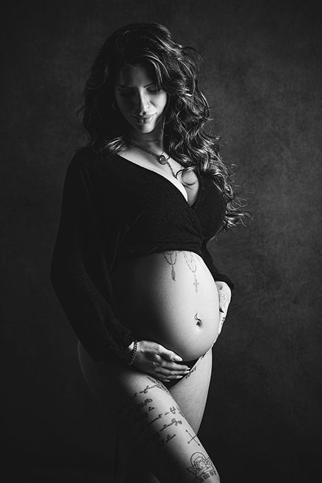 Ausdrucksstarke Schwarz-weiß Schwangerschaftsfotografie aus Düsseldorf mit sinnlicher Studioaufnahme und Fokus auf den Babybauch.