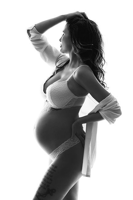 Schwarz-weiß Babybauch Shooting in Düsseldorf: moderne Studioaufnahme einer schwangeren Frau im Profil mit klarer Lichtführung.