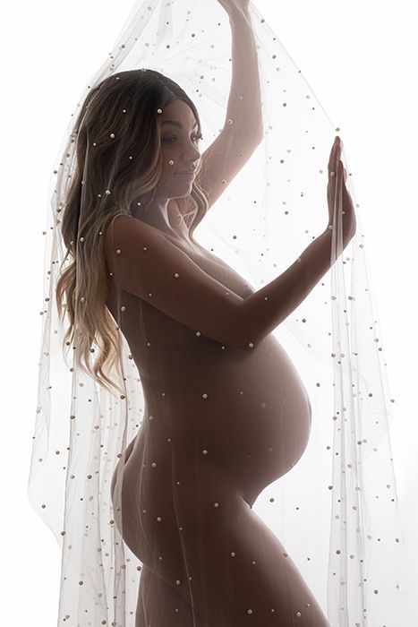 Elegantes Studio-Babybauchshooting in Düsseldorf.