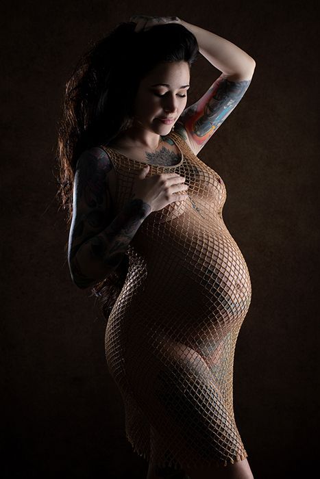 Klassisch-elegantes Babybauchshooting im Studio in Düsseldorf.