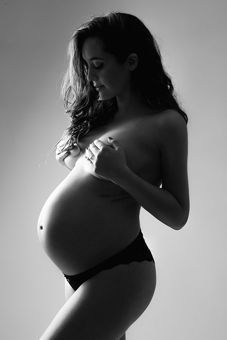 Ruhige, klassische Babybauchfotografie mit klarer Bildkomposition.