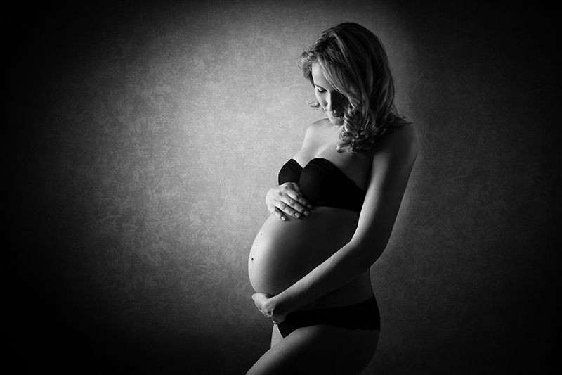 Babybauchfoto im eleganten Studio-Setting in Düsseldorf.