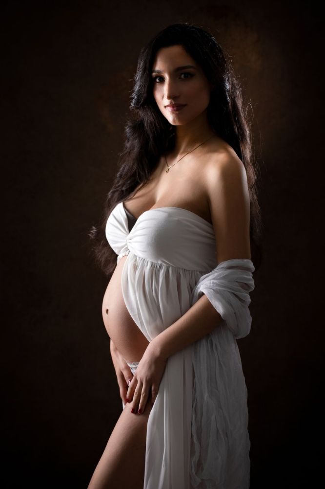 Zeitloses Babybauchfoto in elegantem Stil aus der Schwangerschaftsfotografie in Düsseldorf.