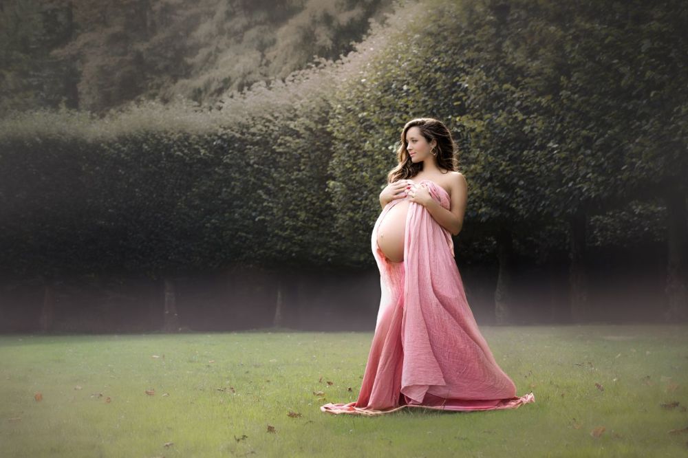 Schwangerschaftsfotografie draußen in Düsseldorf mit natürlicher Stimmung und sanftem Tageslicht.