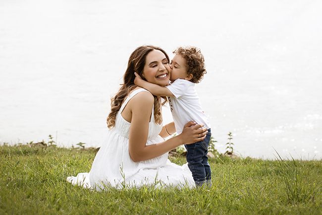Outdoor Schwangerschaftsporträt in Düsseldorf: werdende Mutter in natürlicher Kulisse mit Blick in die Ferne.