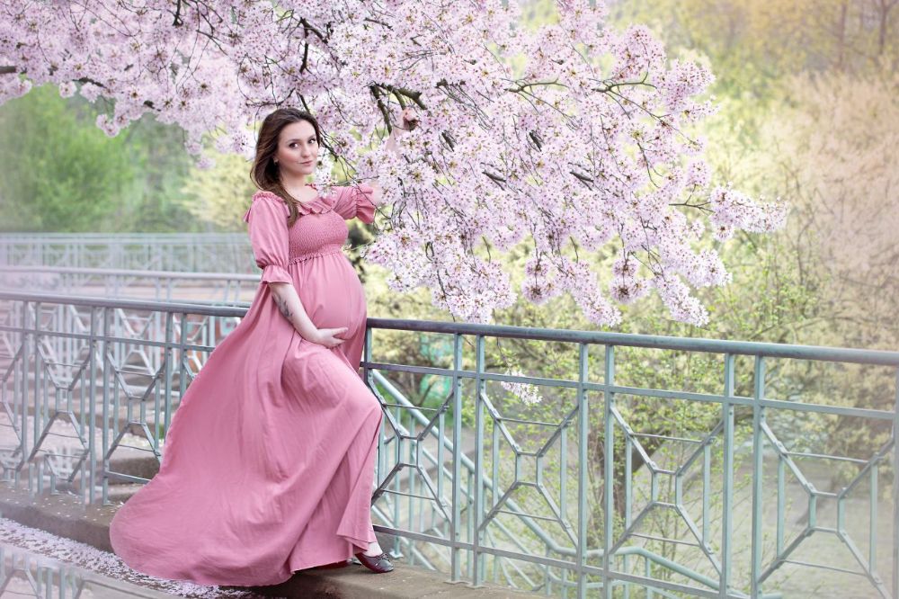Mutter mit natürlichem Ausdruck im Park von Düsseldorf.