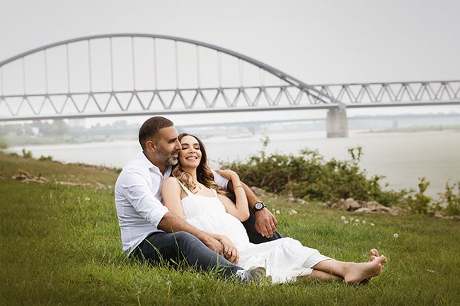 Schwangerschaftsfotografie Düsseldorf Outdoor – Babybauchshooting mit Partner am Rhein vor moderner Brücke in natürlicher Atmosphäre