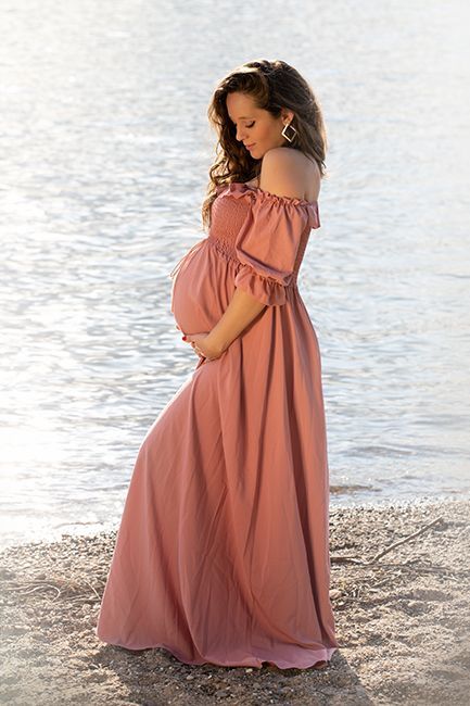 Schwangerschaftsfotografie draußen in Düsseldorf: natürliche Pose der werdenden Mutter im sonnigen Outdoor-Setting.