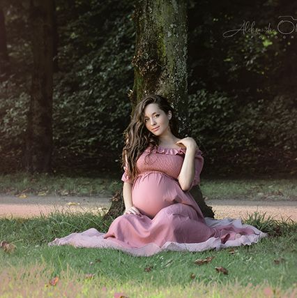 Schwangerschaftsfotografie Düsseldorf Outdoor – natürliche Babybauchfotos einer Schwangeren im Park bei sanftem Abendlicht