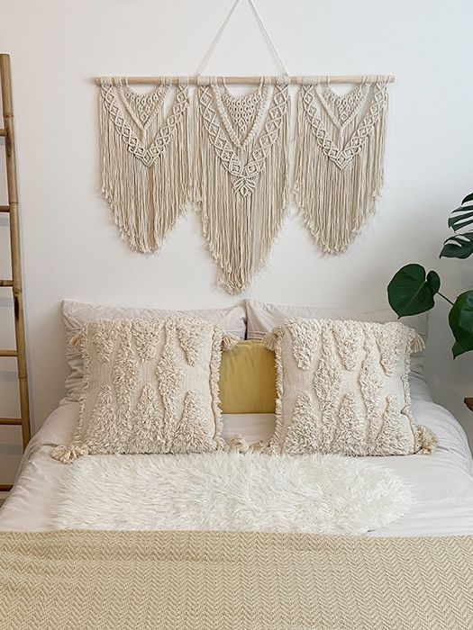 Boho-Set mit Bett und Makramee im Fotostudio für Schwangerschaftsfotografie Düsseldorf