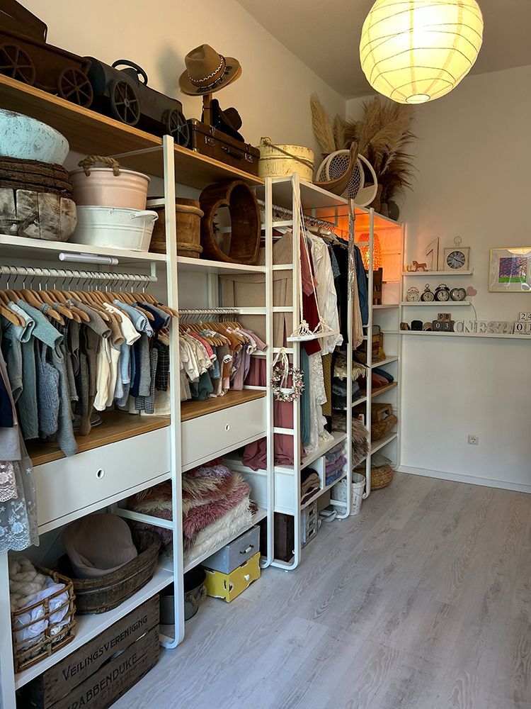 Requisiten- und Outfitbereich im Studio für Schwangerschaftsfotografie Düsseldorf