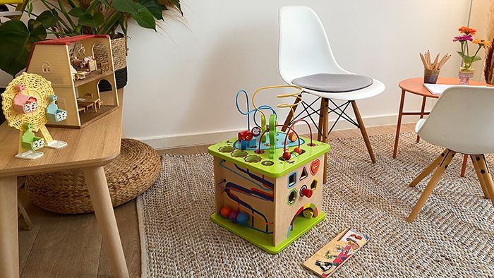 Gemütliche Spielecke im Fotostudio für Schwangerschafts- und Babybauch Shootings in Düsseldorf falls Geschwister mit dabei sind.