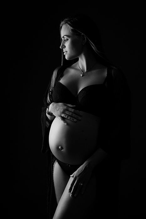 Schwarzweißes Schwangerschaftsshooting Düsseldorf – klassisch-elegante monochrome Babybauchfotografie von Ola Karlowski